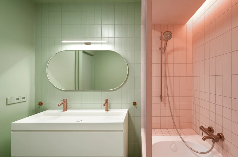 Trzy odcienie domu plus kot