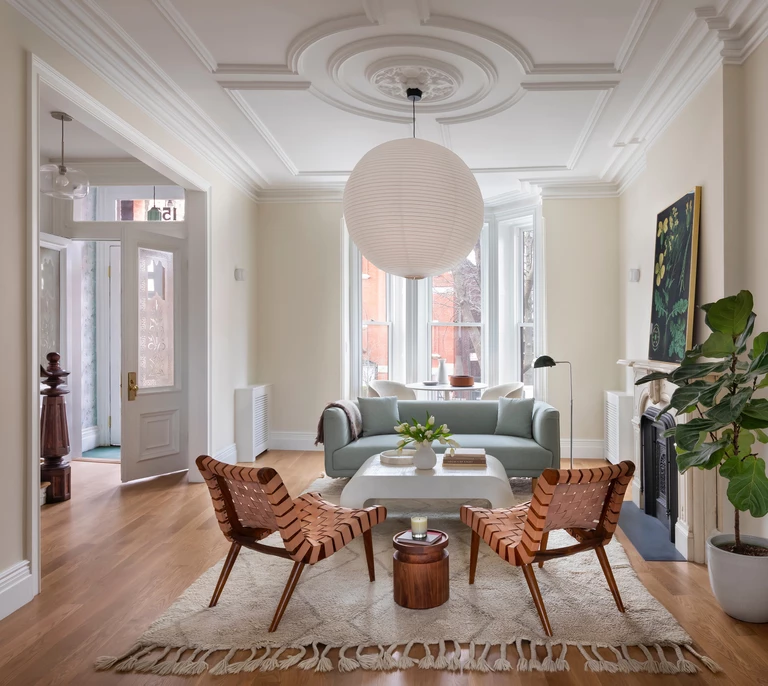 Schody w kolorze szałwii i biblioteka pod chmurami