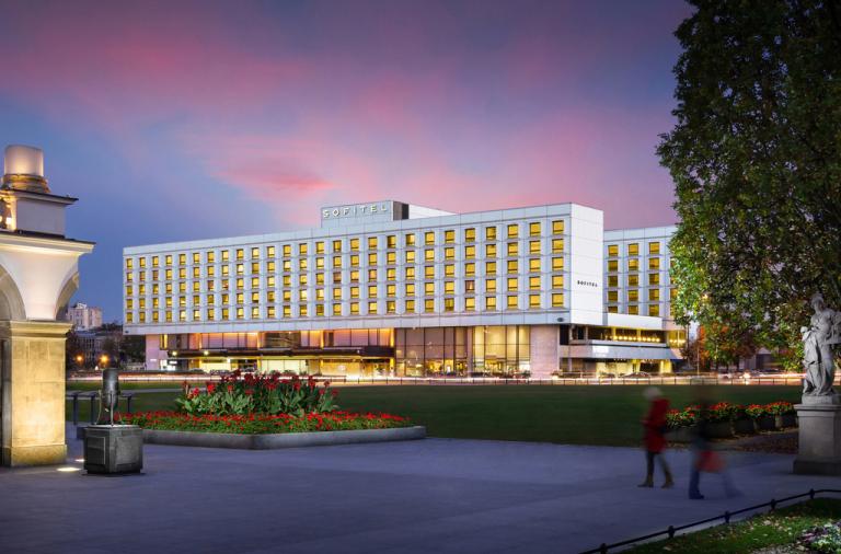 Sukces ikony polskiego hotelarstwa! Sofitel Warsaw Victoria nagrodzony w plebiscycie LUXE Global Awards