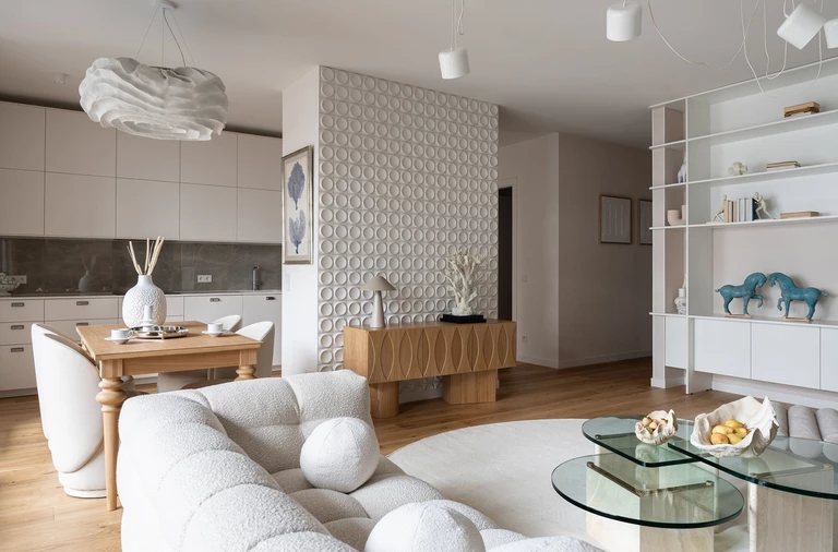 Biel i gra faktur w gdyńskim apartamencie od KOIGA Studio