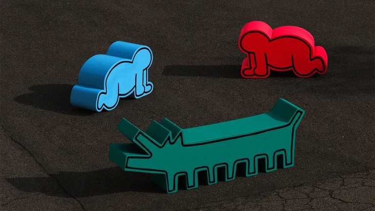 Pies i raczkujące dziecko z karuzeli Keitha Haringa prosto do współczesnego salonu