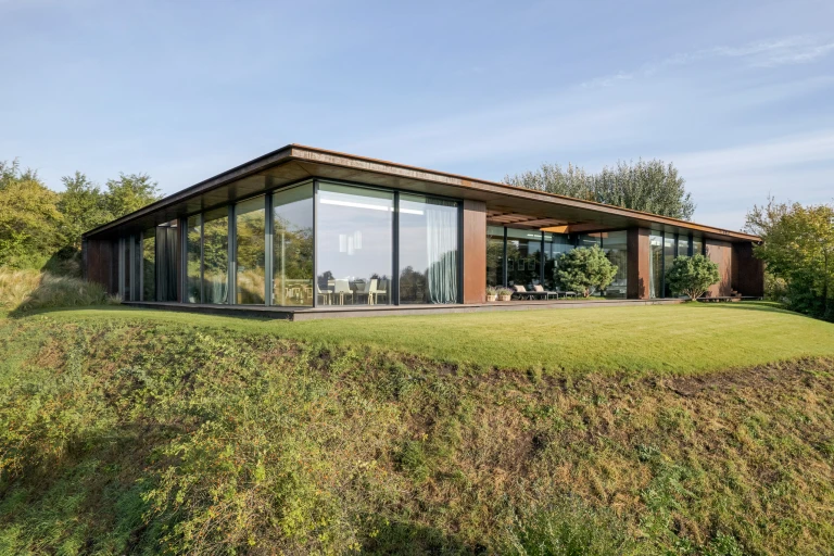 Dom wtopiony w nadwiślańską skarpę. Nowy projekt 77Studio architektury