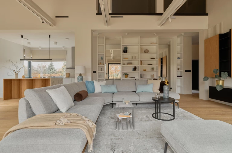 Komunikacja, ergonomia i duże przeszklenia. 350 m2 w Warszawie