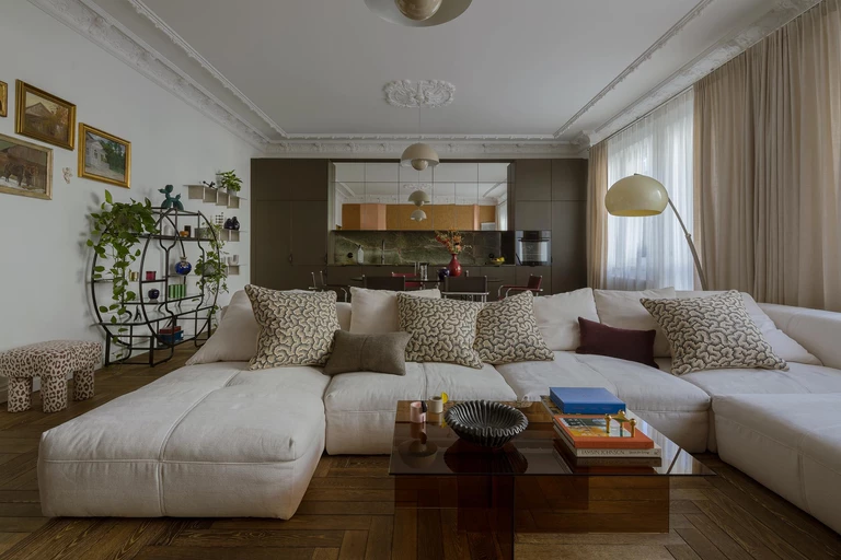 Mieszkanie, które łączy elegancję, kolor i odważne rozwiązania