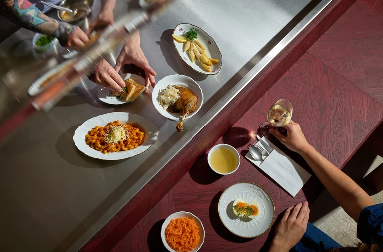 Lunch, kolacja i zakupy w jednym miejscu. Zaglądamy do Biskupa w Pradze.