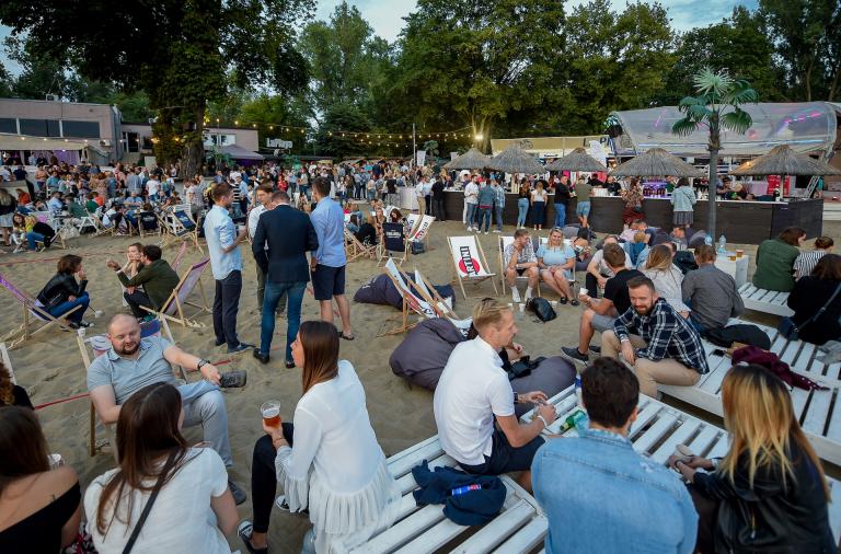Zdjęcie La Playa w Warszawie — gdzie na piknik i gdzie zjeść oraz wypić nad Wisłą w stolicy?