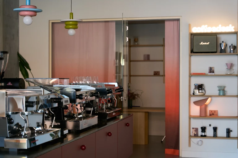 Jak zaprojektować przestrzeń dla kawosza? BELIF x Coffeedesk w Koneserze