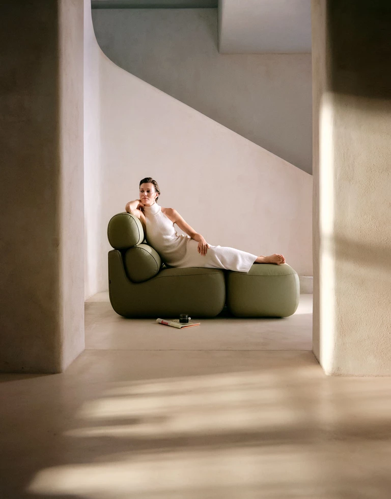 Jeszcze więcej komfortu. Sofa Smooth od Tylko – teraz także w skórze