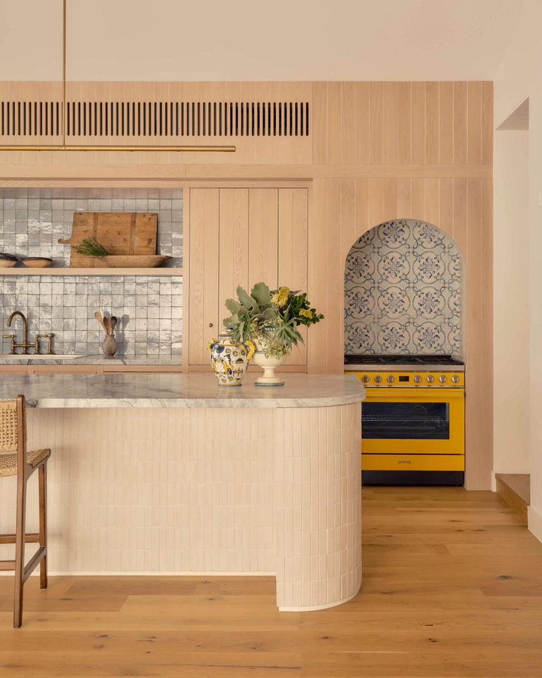 A 1970s Beach House That Learned to Speak a Contemporary Language