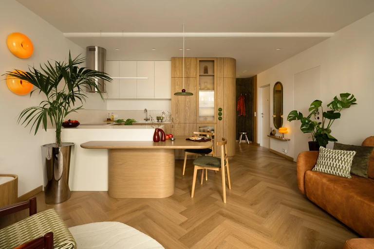 Tak mieszka architekt Kamil Urbański. Nowoczesne mieszkanie z nutą retro