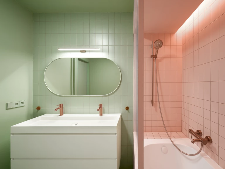 Trzy odcienie domu plus kot