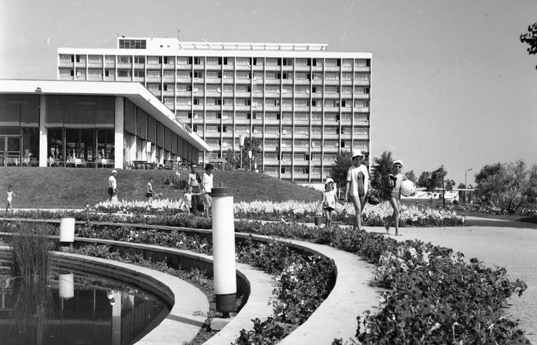 Nadmorskie kurorty jako manifest. Nie przegap wystawy „Czarnomorska utopia 1955-1989” we Wrocławiu