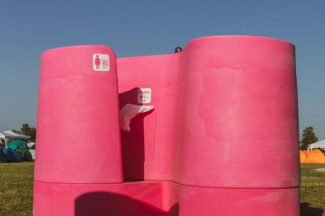 Feminine urinal that allows you to use the toilet anywhere