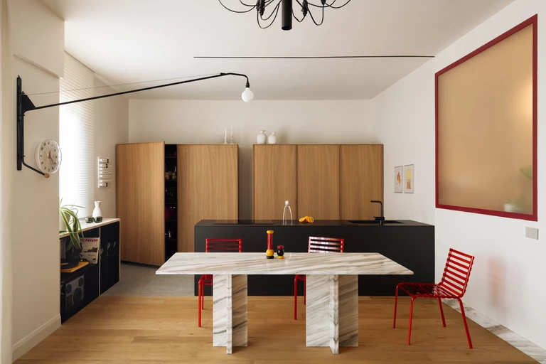 Radykalne otwarcie: przeszklenia zamiast ścian w mieszkaniu z lat 60.