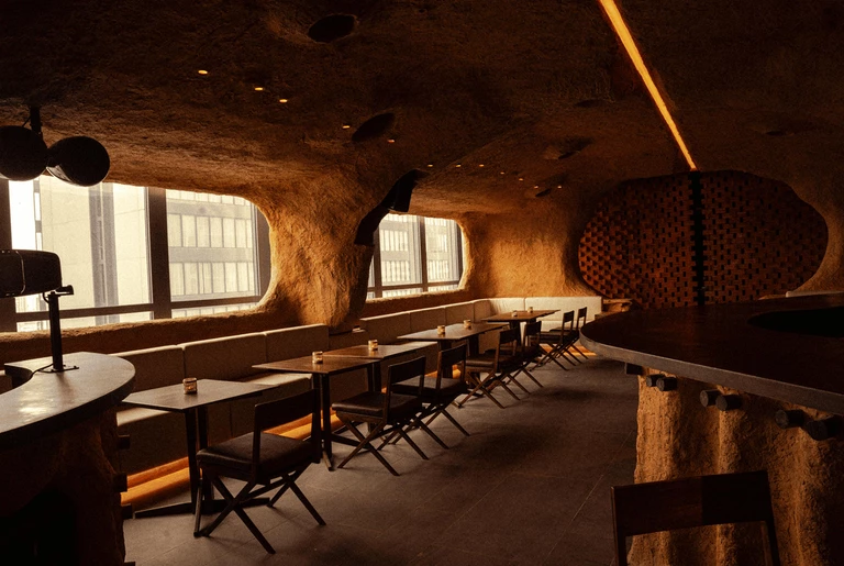 Architektura transformacji. Restauracja niczym kamienna grota