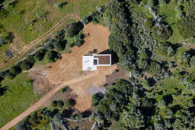 A minimalist chapel without electricity