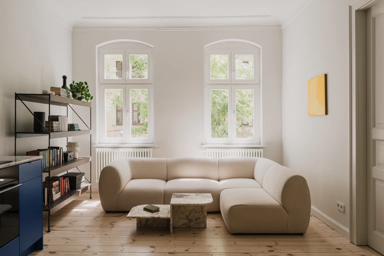 Bordo, design i sztukateria w zabytkowej kamienicy na poznańskim Łazarzu