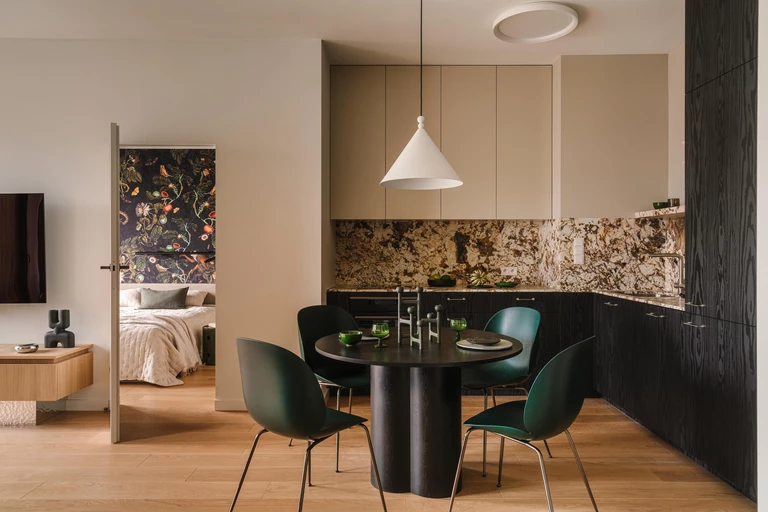 Dżungla, kwadraty i fale na warszawskim Muranowie