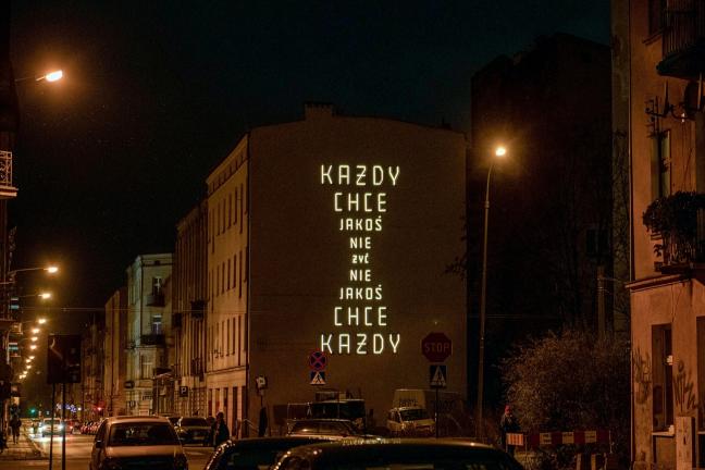 „Każdy chce jakoś nie żyć”. W Łodzi pojawił się neon inspirowany tekstem Doroty Masłowskiej