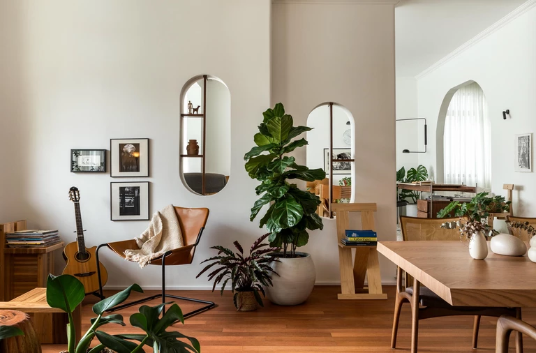Miękkie łuki, ikony designu i esencja lat 80. w mieszkaniu od Alencar