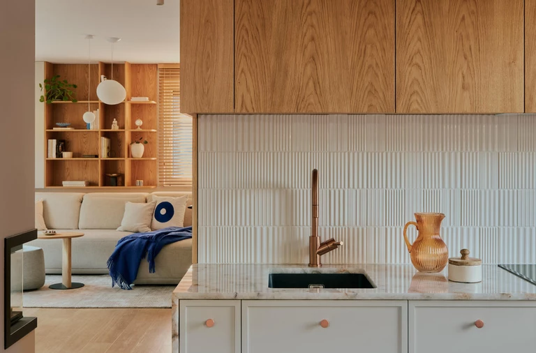 Dom w lesie: kamień, drewno i potrzeba codziennego komfortu