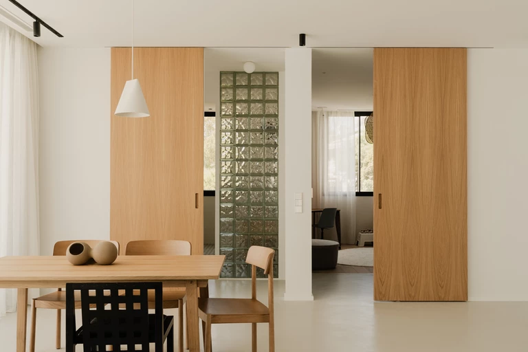 Dom artystów. Hiszpańskie wnętrze zaprojektowane przez Izę Koczanowską