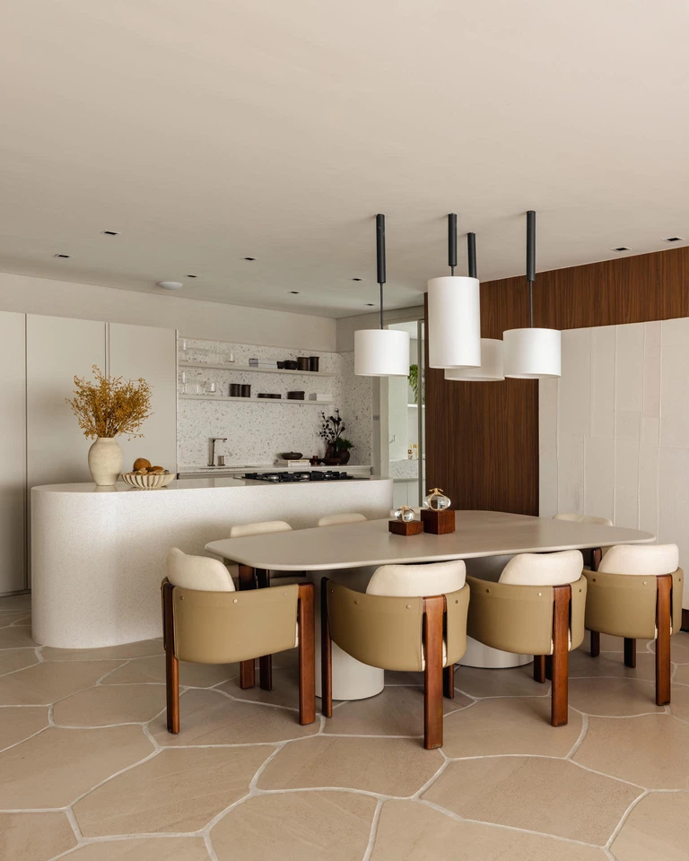 Apartament, który eksploruje płynność przestrzeni