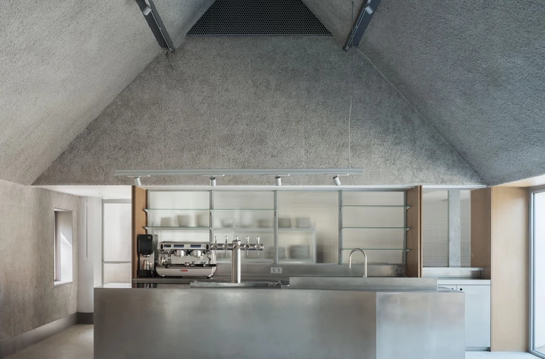 Restauracja w dawnym gospodarstwie. Projekt I.S.M. Architecten