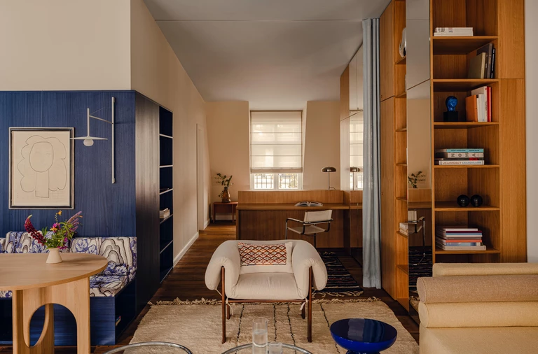 Eksperyment z formą i kolorem. Niebieski apartament w sercu Berlina