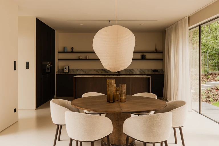 W sercu lasu: Minimalizm i dom z atrium