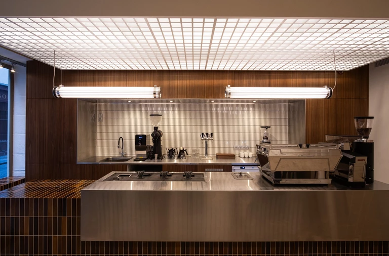 Stal, orzech i płytki wulkaniczne. Tak wygląda trzecia kawiarnia TANAT w Paryżu