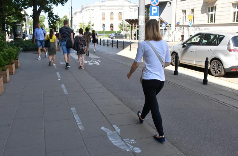 Ścieżka dla zapatrzonych w telefony