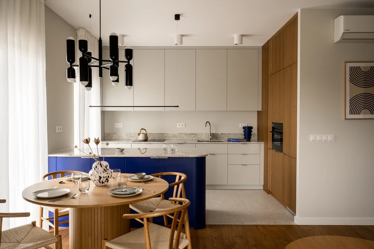 Kobalt i drewno w duecie. Eleganckie mieszkanie w Krakowie