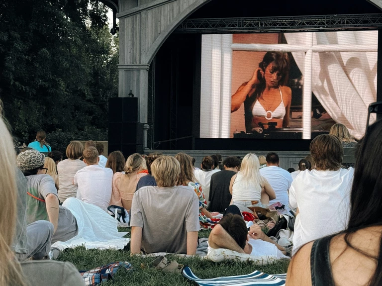 Gdzie na film pod chmurką? Warszawskie kina plenerowe zapraszają