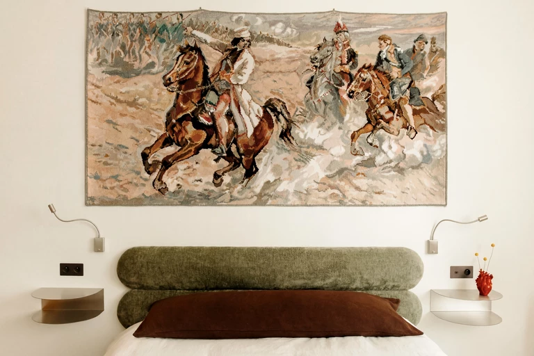 Babciny gobelin i stalowa kuchnia - mariaż pamięci i nowoczesności na Mokotowie