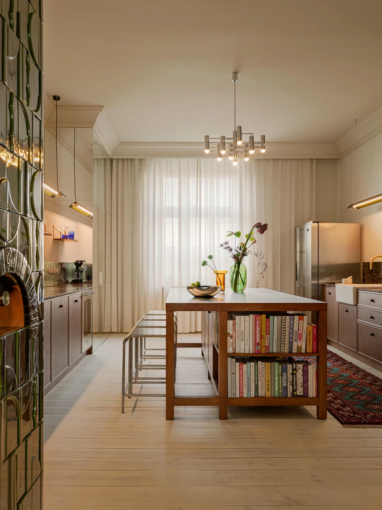 Mieszkanie niczym teatralna scenografia w zabytkowej kamienicy w Opolu