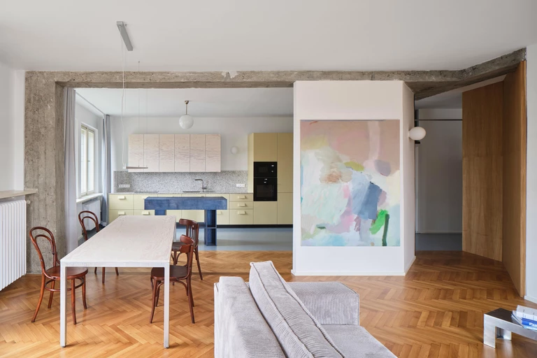 Trochę sztuki i nieoczywistych rozwiązań w praskim mieszkaniu z lat 30. XX wieku