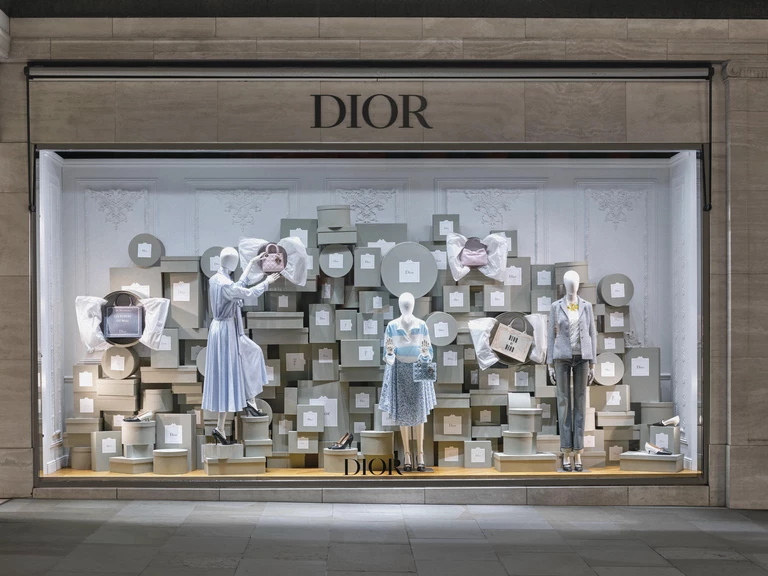 Jak butiki Dior witają pierwsze kolekcje Jonathana Andersona?