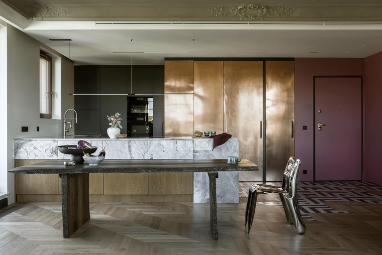 Odważne rozwiązania i szlachetne detale w mieszkaniu od Mum Studio