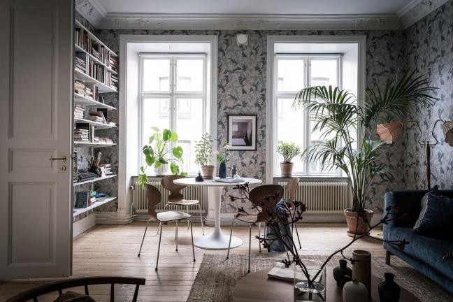 With wallpaper in the leading role