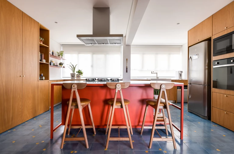 Gorąca ochra, błękit kafli i duch modernizmu. Inspiracje kolorystyczne na 150 metrach