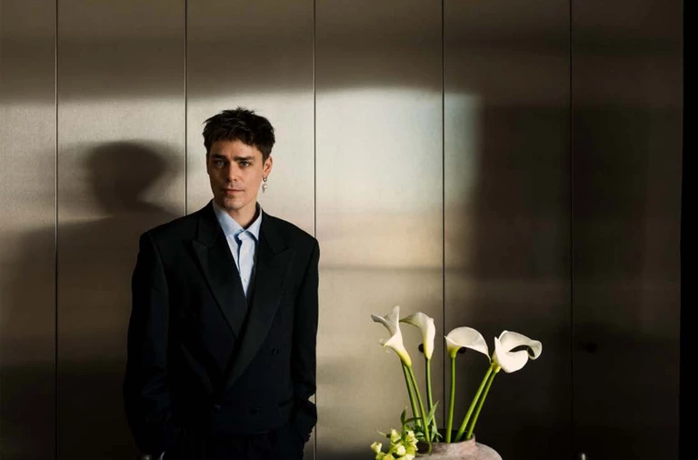 Portret Kolekcjonera - sekwencja kadrów w apartamencie od JOS - Jakub Oleksiński Studio